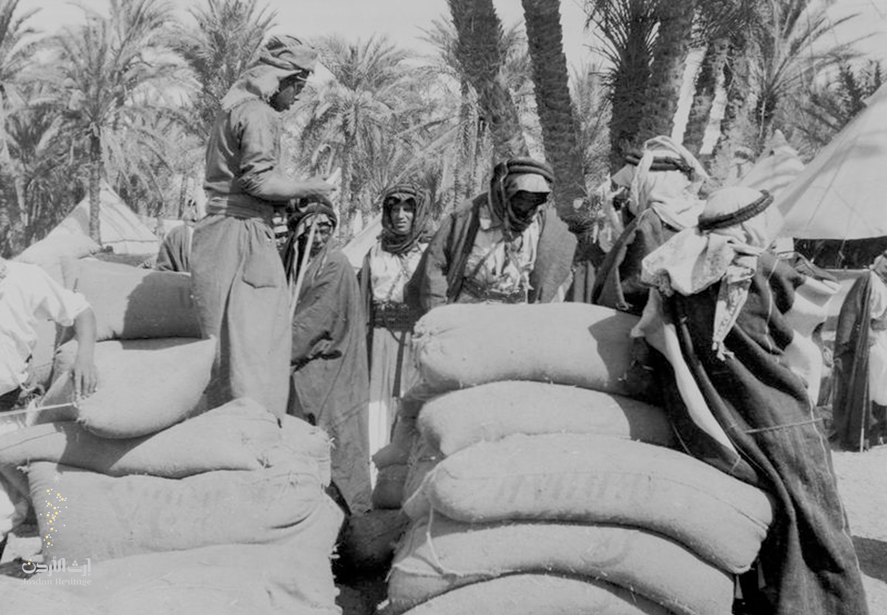 رجال من بني عطية يقومون بتحميل المؤن لقوات الثورة في العقبة