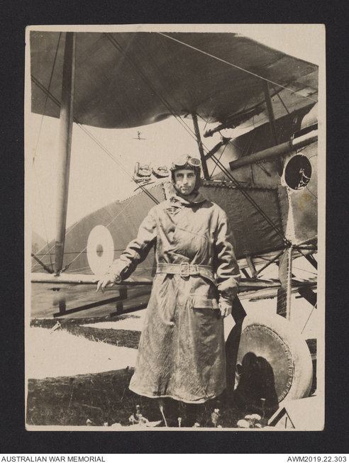 الملازم الطيار Stanislaus Nunan بجانب طائرته في العقبة ديسمبر 1917