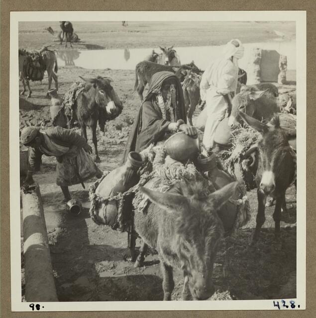 نساء بئر السبع البدويات يملأن الجرار من شلال بئر السبع 1934